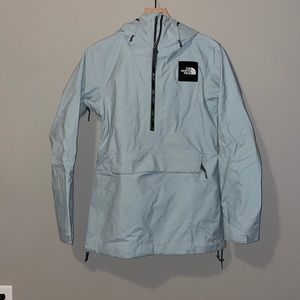 North Face light blue pull over powder jacket. Side zip, kangaroo pocket.
